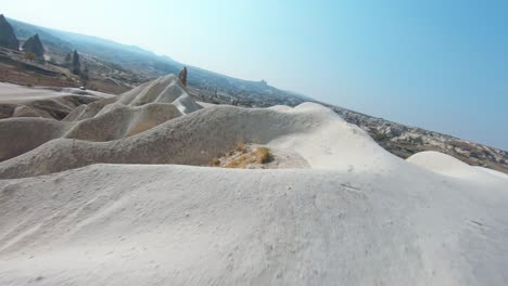 dunas de arena montañosas en el pueblo turco en capadocia, turquía