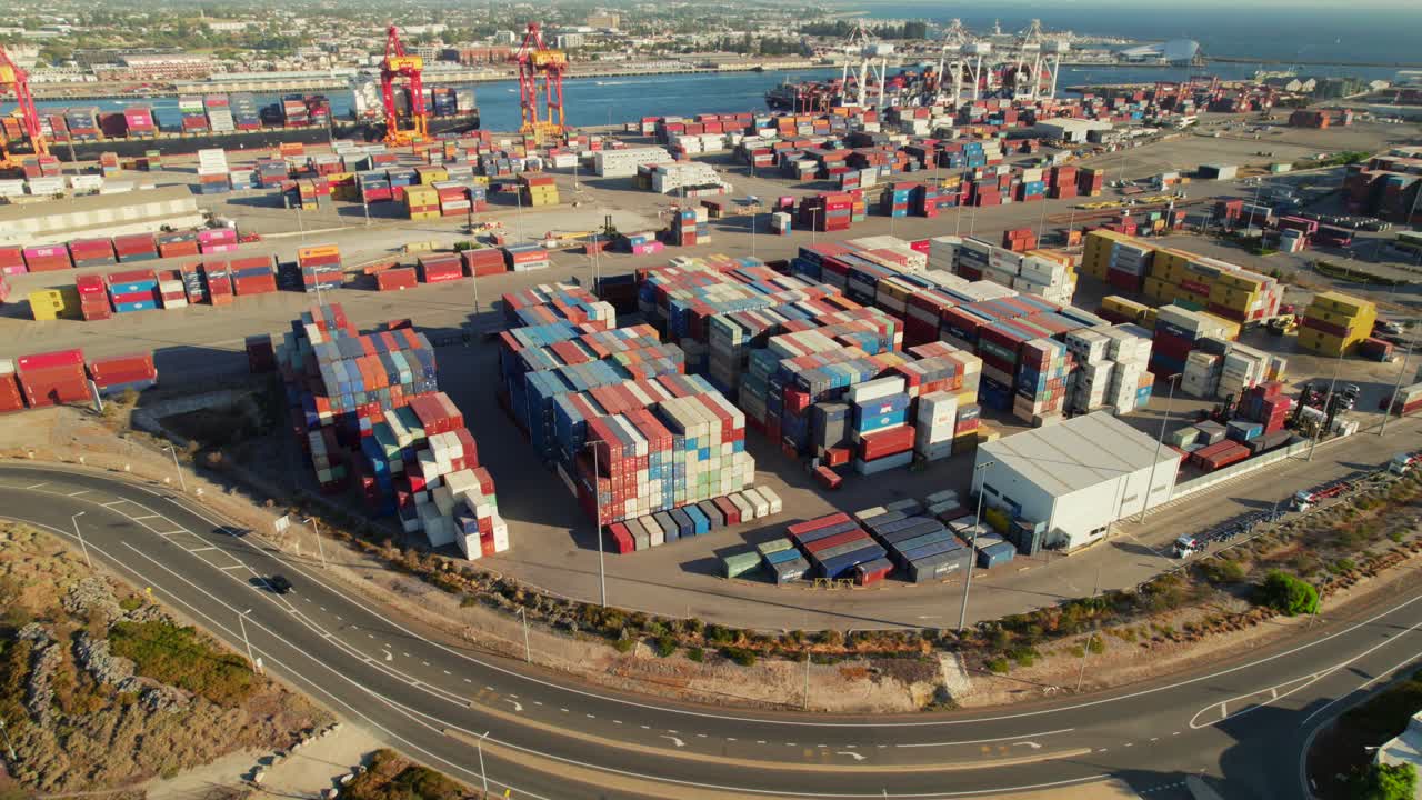 una foto aérea de los contenedores de envío del puerto de fremantle