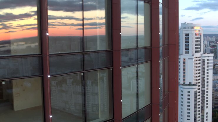 Vista del horizonte urbano desde un edificio alto al atardecer