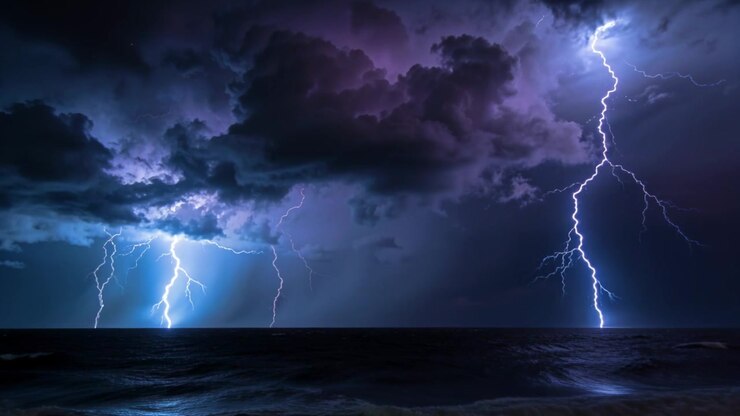 Fulmini ripetuti da un temporale cumulonembo che illuminano l'orizzonte dell'oceano aperto di notte.