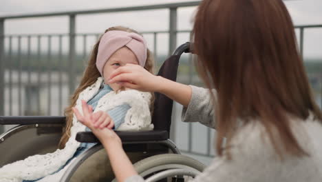 Madre-Pelirroja-Acaricia-La-Mano-De-Su-Hija-Expresando-Amor