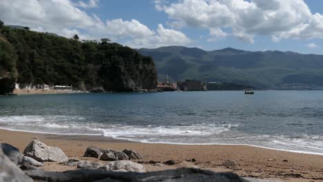 Schöner,-Ruhiger-Strand-Mit-Berghintergrund,-Keine-Menschen,-Südeuropa