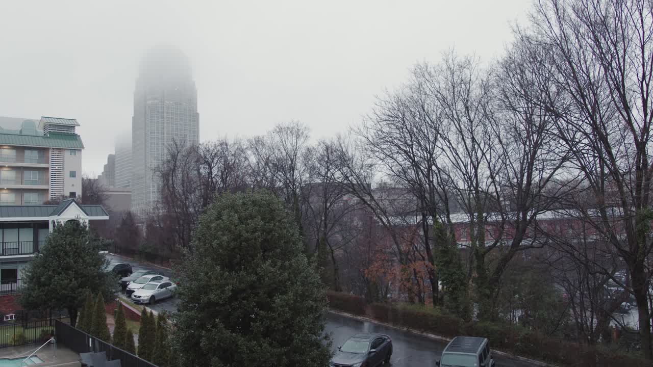 블루칼라 도시에 비가 쏟아지는 흐리고 음울한 날의 와이드샷