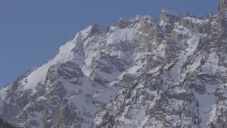 toma de teleobjetivo de cumbres de alta montaña en el oeste de wyoming