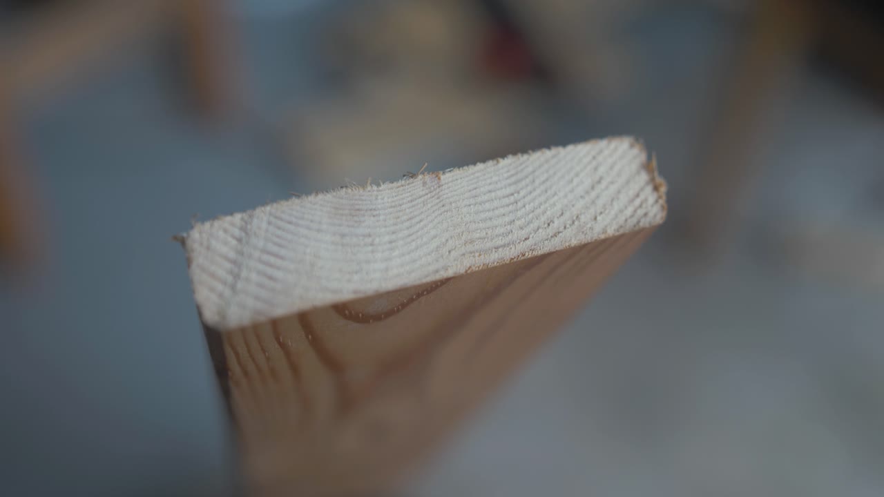 단단한 끝 부분의 나뭇결을 드러내는 소나무 판자 컷