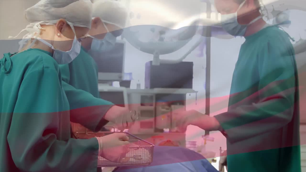 animación de la bandera de rusia sobre los cirujanos en el quirófano