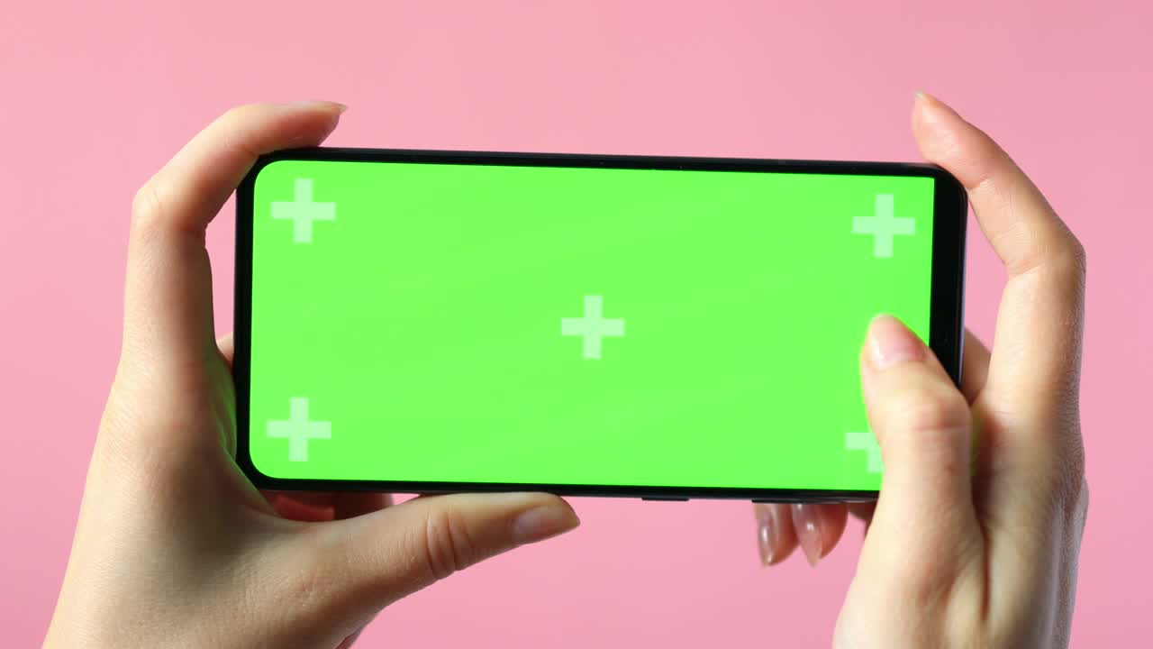 은 녹색 화면으로 스마트폰을 들고 있는 여성 손의 클로즈업으로 앱 또는 웹 사이트 디자인을 위한 복사 공간을 보여줍니다.