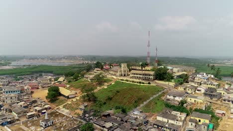 una imagen aérea de 4k de la primera iglesia católica en ghana establecida en 1880