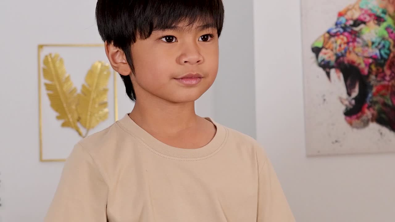 明るい部屋で遊んでいる、身振り手振りの表現豊かな元気な10代前半の少年