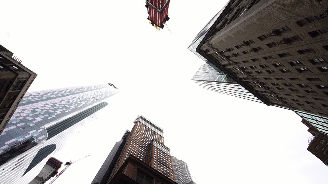 vista icónica mirando hacia arriba de nyc nueva york ciudad manhattan edificios modernos rascacielos tiro en movimiento