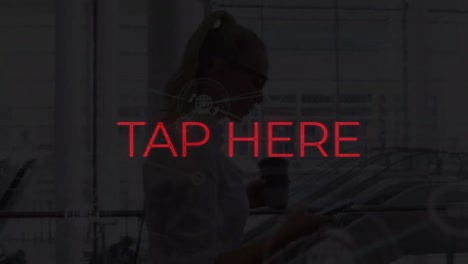 animación de toque aquí texto sobre mujeres caucásicas usando smarphone