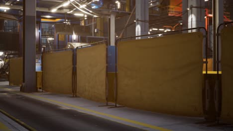 interior de una fábrica de automóviles con una línea de producción