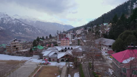 aldea en medio de montañas nevadas en india
