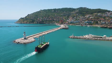 barco de excursión entra en el puerto deportivo de alanya