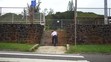 el patinador sube las escaleras antes de intentar patinarlas de nuevo
