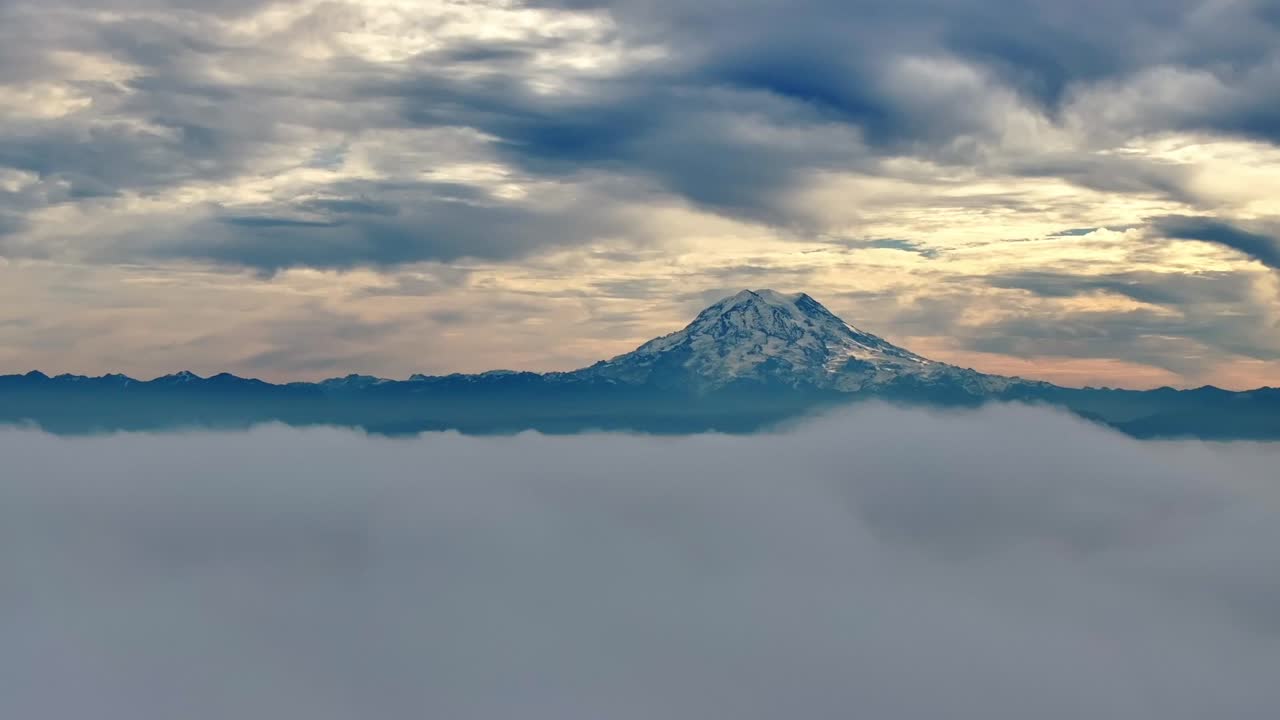 el panorama de nubes reveló el prominente pico del monte rainier en washington, ee.uu.