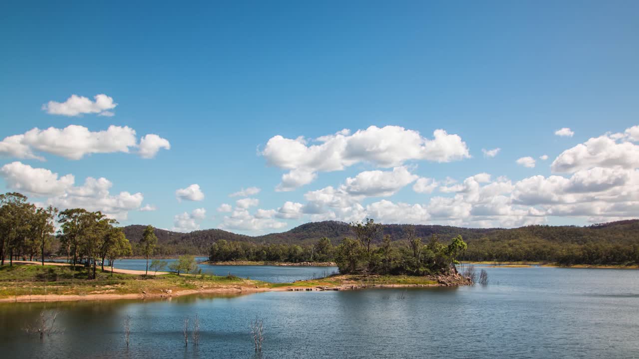 lapso de tiempo de nubes sobre un lago o estanque minnippi en queensland australia 1