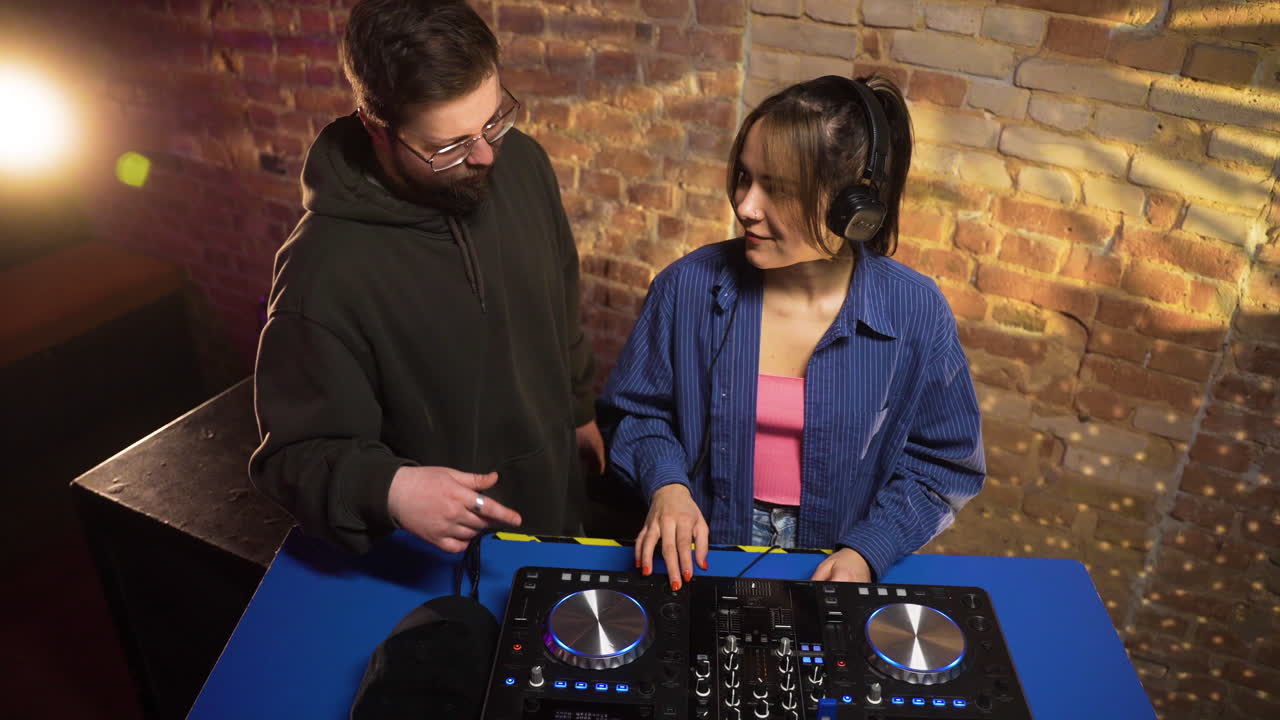 dj trabajando en la discoteca