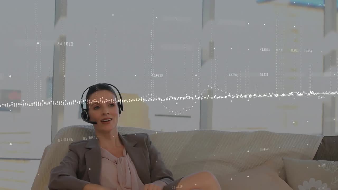 animación del procesamiento de datos sobre una mujer de negocios usando auriculares de teléfono