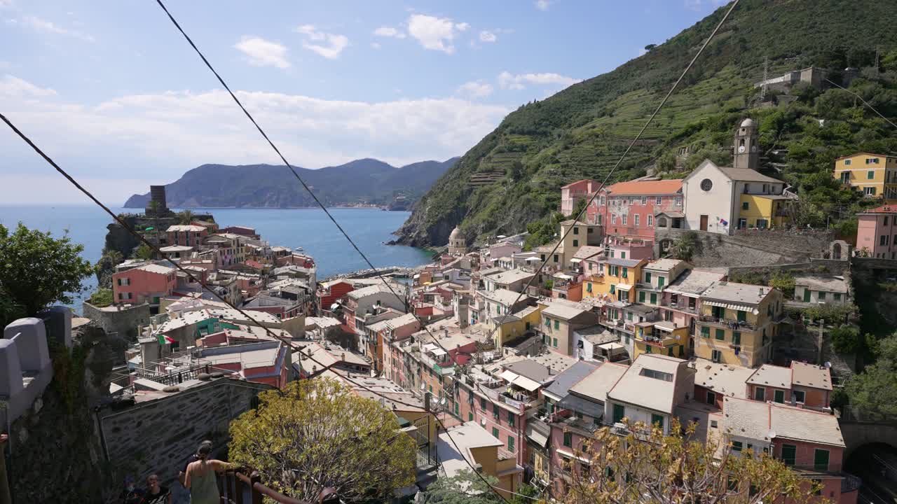 바닷가 절벽에 다채로운 집들이 있는 친퀘테레의 아름다운 다섯 마을 중 하나