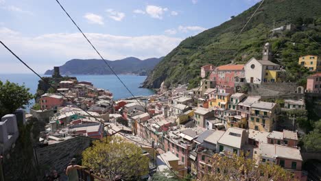 Eines-Der-Fünf-Schönen-Dörfer-Der-Cinque-Terre-Mit-Bunten-Häusern-Auf-Einer-Klippe-Am-Meer