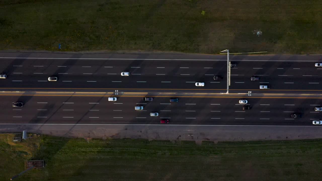 vehículos coloridos en miniatura filmados desde arriba en una carretera de 8 carriles cerca del peaje de hudson en buenos aires, argentina