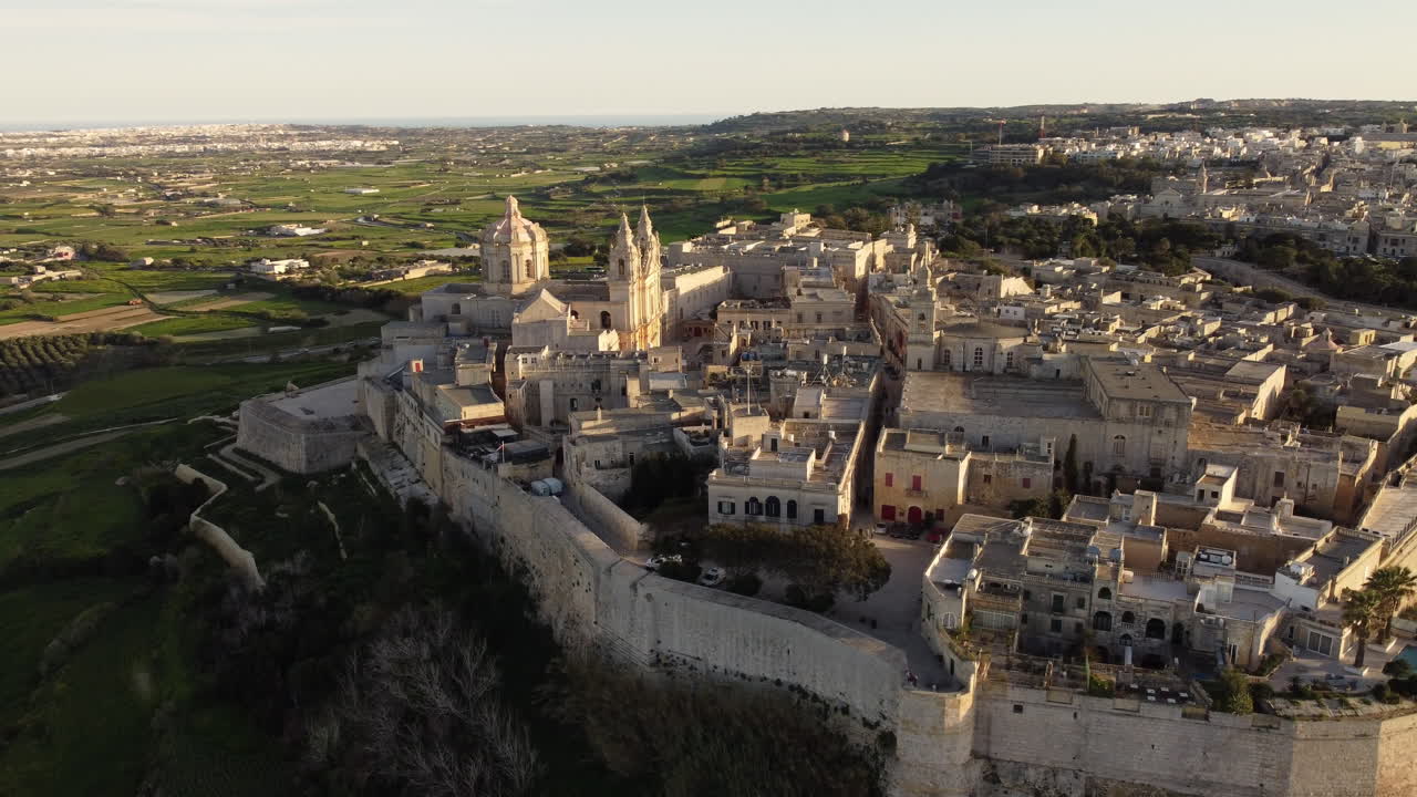 imágenes de drones de mdina en puesta de sol, castillo, malta