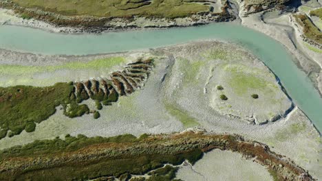 Vista-Aérea-De-La-Reserva-Natural-Con-Agua-Azul