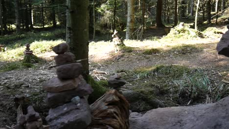 Bad-Wildbad,-Deutschland---Viele-Steinmännchen-Neben-Einem-Wanderweg-In-Bad-Wildbad-Im-Schwarzwald