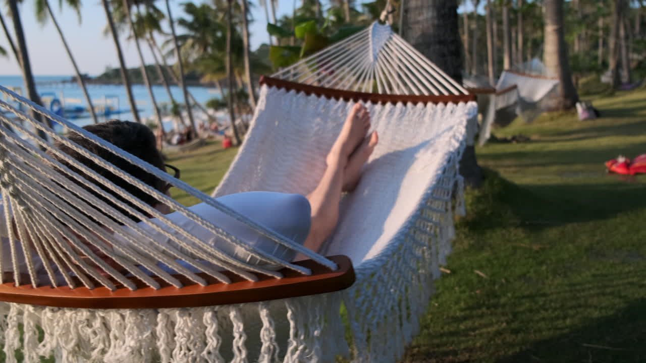 relajándose en una hamaca en una playa tropical