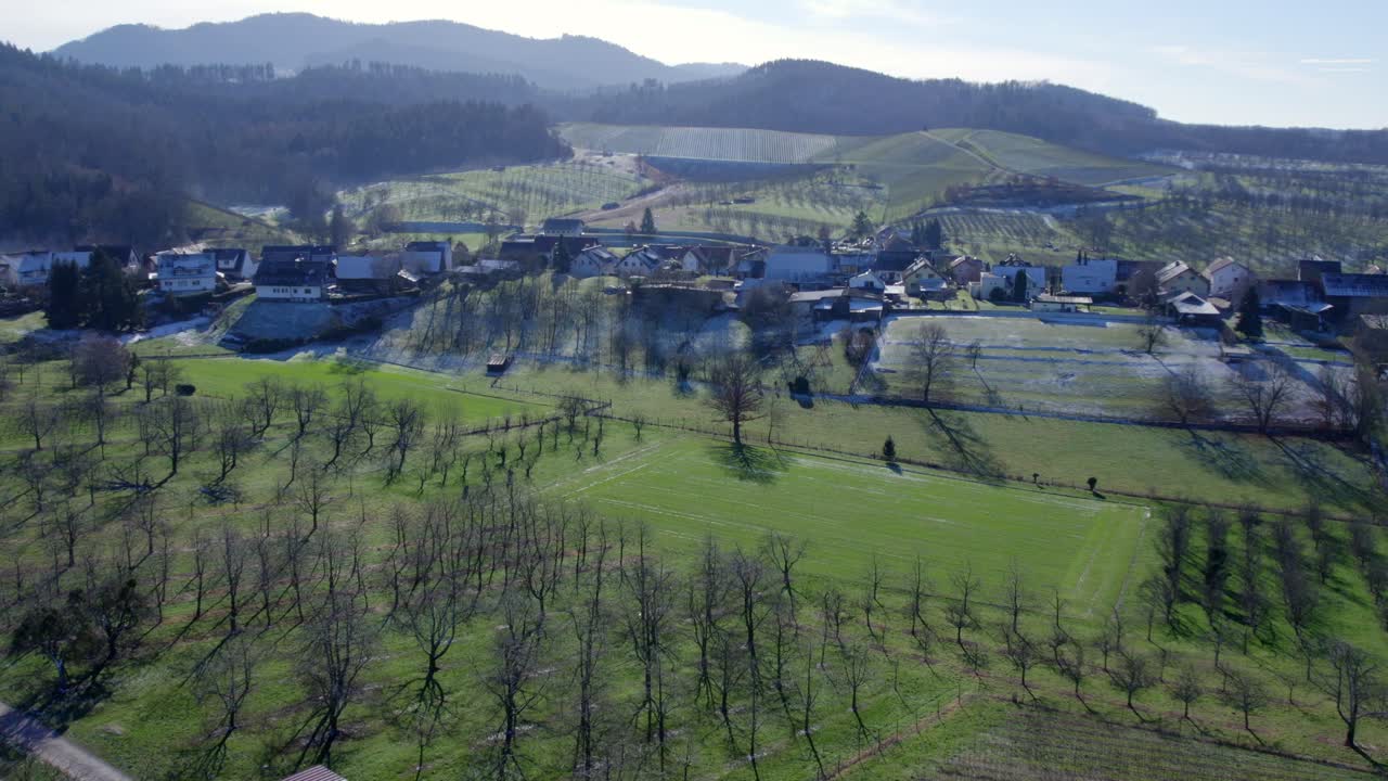 vista aérea del campo y el pueblo de nesselried, alemania