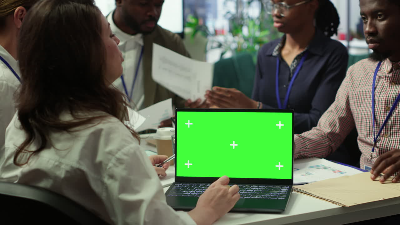 grupo de inversores reunidos en una reunión con pantalla clave de chroma en la pc