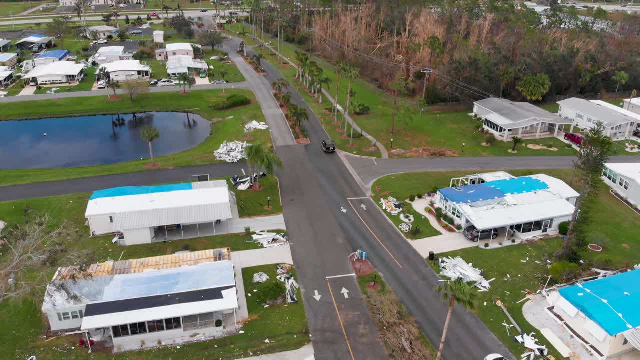 video de dron de 4k de casas móviles con daños en el techo por el huracán en florida - 32