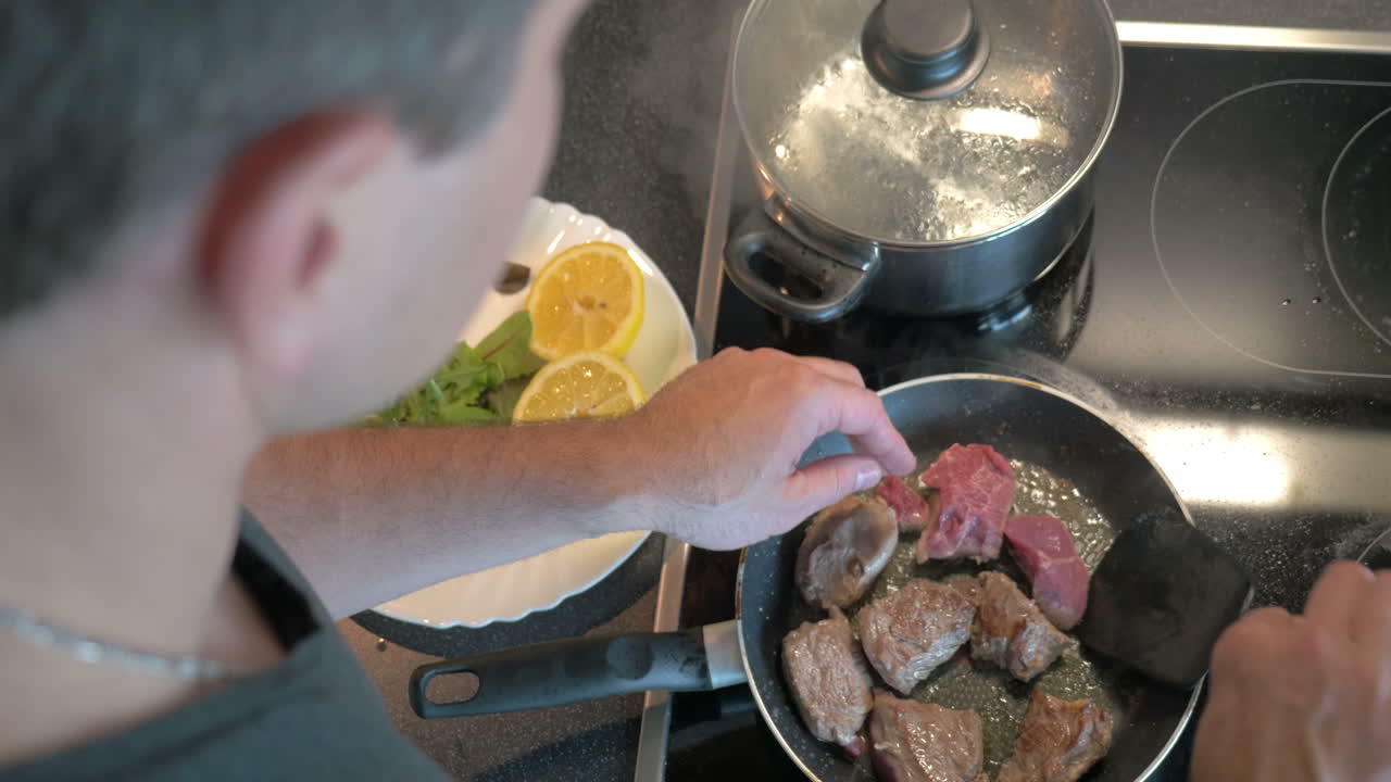 hombre cocinando una cena sabrosa en casa