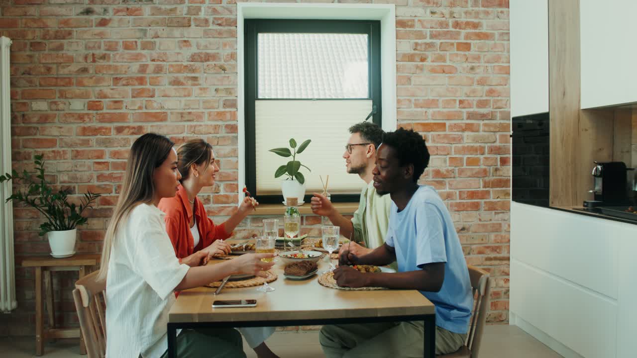 amigos disfrutando de la cena juntos