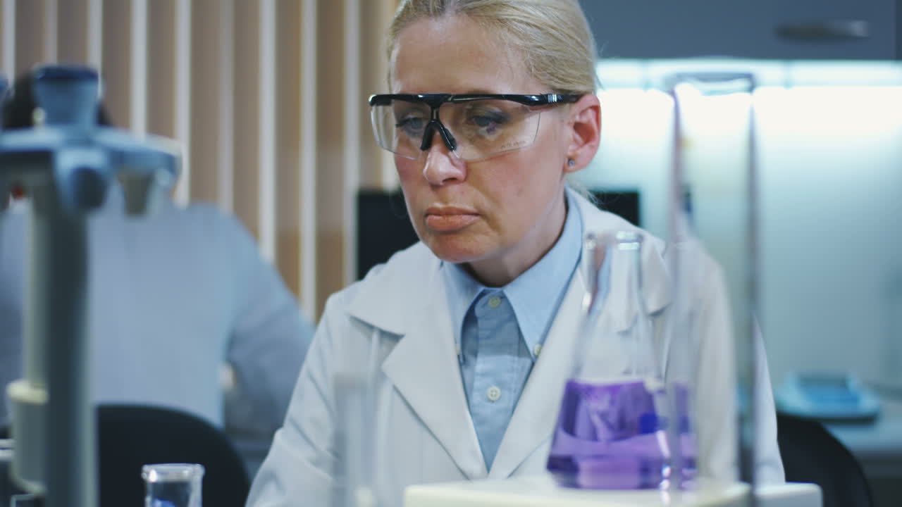 científicos que trabajan en un laboratorio