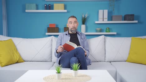 el hombre que lee un libro es reflexivo y feliz.