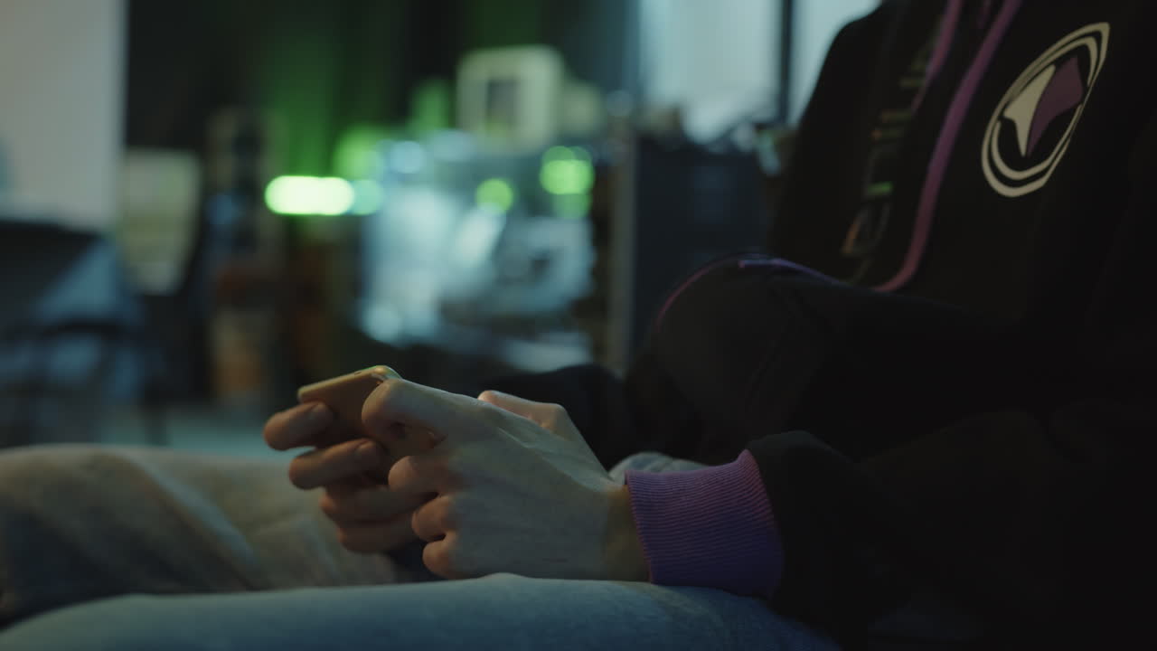 밤에 스마트폰을 사용하는 사람