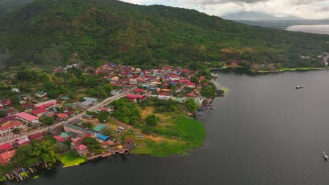 ruch na przybrzeżnej drodze nad jeziorem taal na filipinach