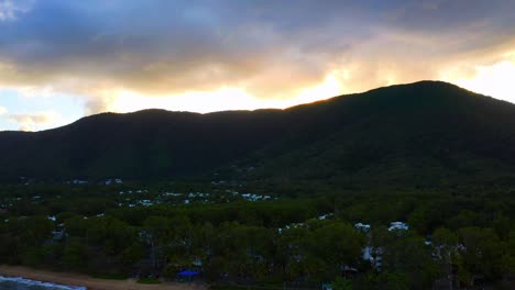 Palmenbucht-Bei-Sonnenuntergang