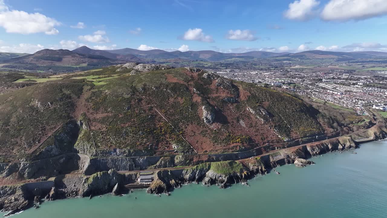 Bray Head, Bray vidsträckt drönarbild över kustlandskap Wicklow, Irland. Vacker solig dag