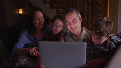 Familia-Pasando-Tiempo-Juntos-En-Casa-Por-La-Noche