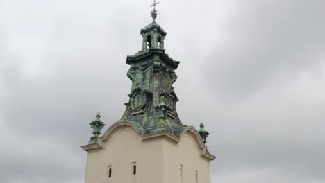 una torre de la iglesia con una cruz en la parte superior