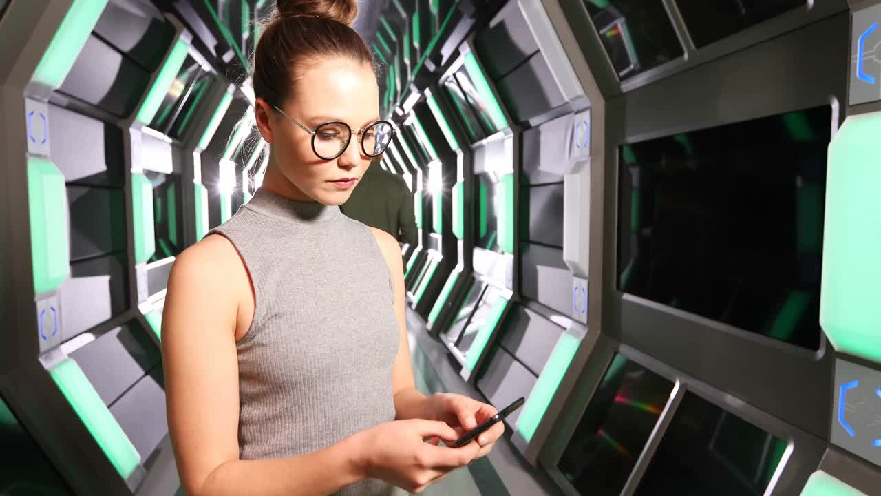 mujer ejecutiva usando teléfono móvil 4k