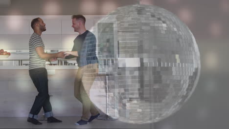 animación de bola de discoteca sobre una pareja de hombres diversos bailando en la cocina.