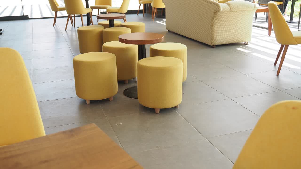 interior moderno de la cafetería con muebles amarillos