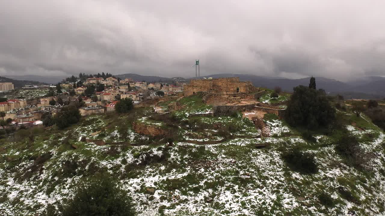 fortaleza cubierta de nieve con vistas a una aldea en israel