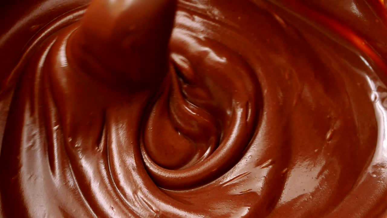 mezclar el chocolate derretido con una cuchara.