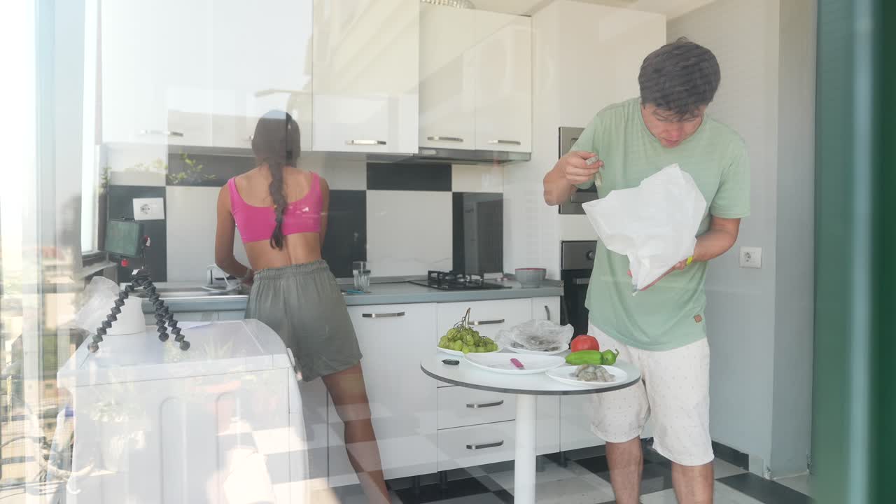 부부 가 부 에서 새우 를 요리 하고 있다