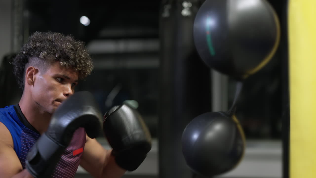 체육관에서 남자 권투 훈련